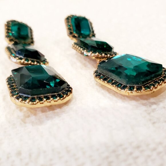Gorgeous Emerald Green Dangling Earrings Faceted Cut Glass Bezelled Mini Stones - Picture 4 of 6